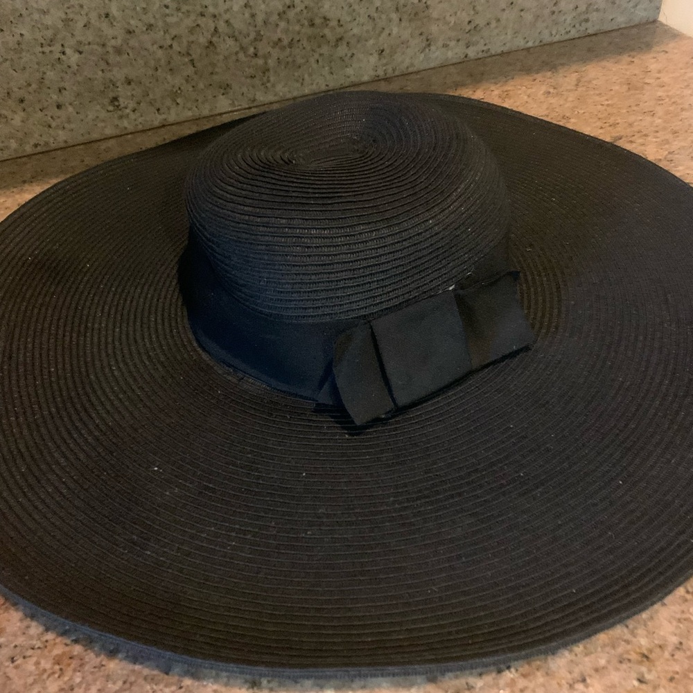 Black wide brimmed hat